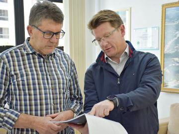 Vagner Cielo, presidente da XI Femaçã, entrega relatório para o prefeito da cidade de Veranópolis, Waldemar De Carli.