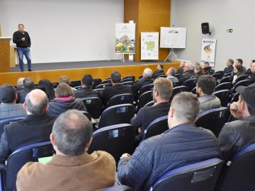 Palestrantes abordam o tema apicultura e sua importância na produção agrícola