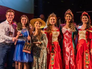 4. Femaçã, Emilly E Luiza   Crédito Matheus Salvador