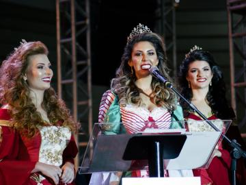 As soberanas da XI Femaçã, a imperatriz Taís Munaretti e as princesas Gisele Rebelatto da Fonseca e Angélica Verruck, deram as boas-vindas e comentaram sobre a emoção que é representar o maior evento de Veranópolis.