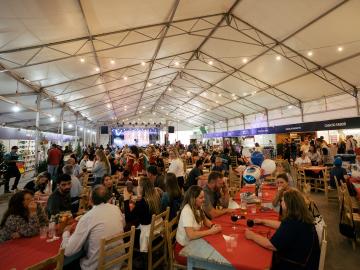 Opções gastronômicas e pratos à base de maçã são comercializados em 12 pontos, distribuídos em duas praças de alimentação.