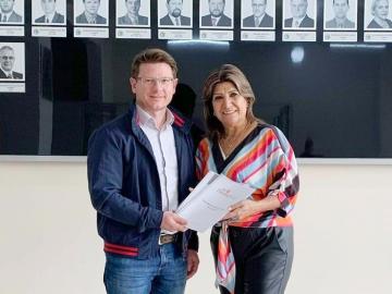 Vagner Cielo, presidente da XI Femaçã, entrega relatório para Mara Lourdes Garib Gusso, presidente da Câmara de Vereadores