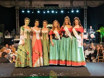 Angélica Verruck, Taís Munaretti e Gisele Rebelatto da Fonseca, o novo trio de soberanas da Femaçã, receberam as coroas das mãos da corte da edição anterior, a Imperatriz Fernanda Fracasso e as princesas Bruna Zanotto e Francine Bortoli. 