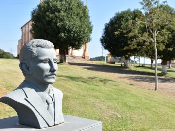 Turismo 1   Busto De José Bin   Foto Leticia Fracasso