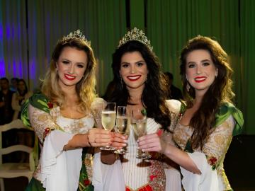 Trio de soberanas da X Femaçã Bruna Zanotto, Fernanda Fracasso e Francine Bortoli também prestigiou lançamento