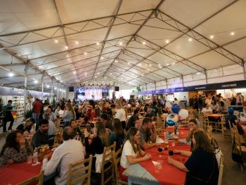 No espaço localizado no palco Bin as opções são de pratos da gastronomia típica da região da Serra Gaúcha, com sucos, vinhos e geleias 