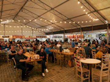Junto ao palco Fuji visitantes têm a disposição grande diversidade de lanches rápidos